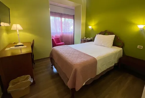 Camera Singola del Fenix Hotel Roma con letto da una piazza e mezza, scrittoio e poltroncina