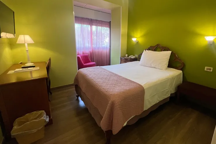 Camera Singola del Fenix Hotel Roma con letto da una piazza e mezza, scrittoio e poltroncina