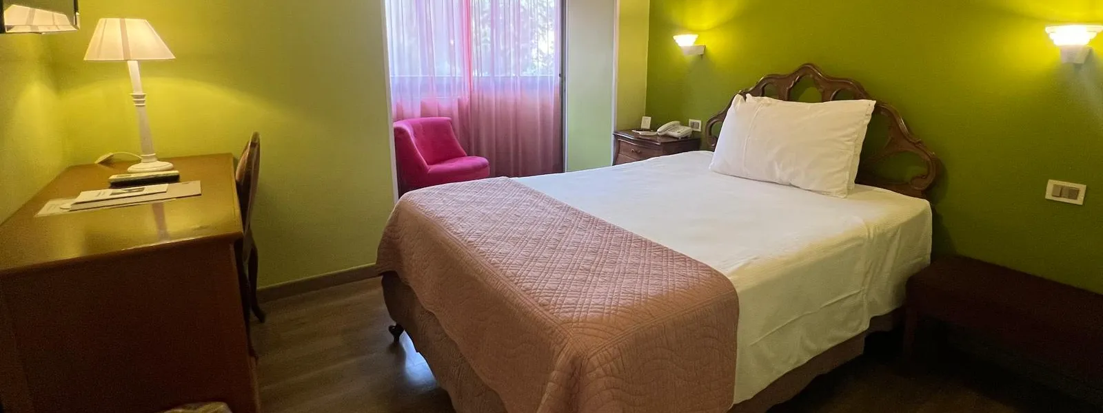 Camera Singola del Fenix Hotel Roma con letto da una piazza e mezza, scrittoio e poltroncina