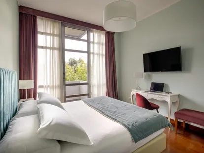 Letto matrimoniale e scrittoio della camera Doppia Classic