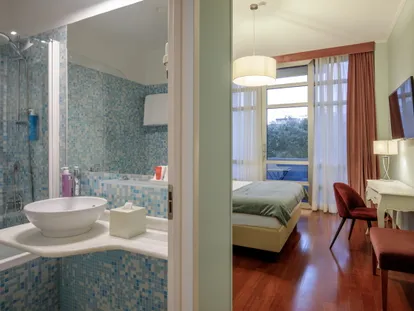 Bagno con doccia che si apre sulla camera Doppia Classic