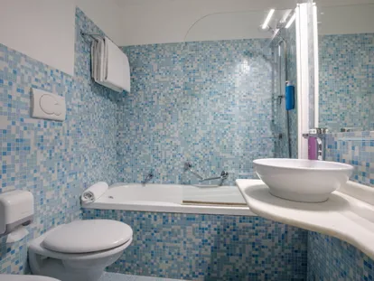 Bagno a mosaico con vasca della camera Doppia Classic