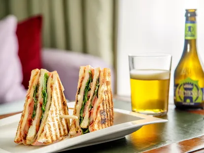 Toast farciti e birra serviti in camera
