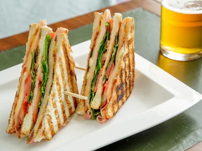 Toast farciti con verdure fresche serviti in camera