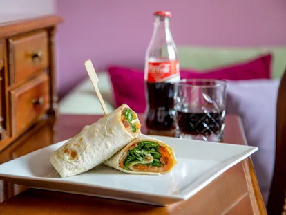 Wrap farcito servito in camera con una bibita