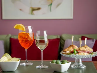 Aperitivo in camera: spritz, vino bianco e stuzzichini
