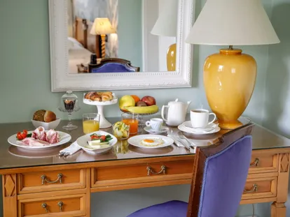 Colazione servita in camera sullo scrittoio