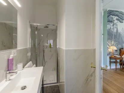 Bagno con doccia in cristallo in una camera Doppia Superior