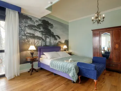 Letto matrimoniale e armadio d'epoca in una camera Doppia Superior