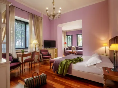 Junior Suite con letto matrimoniale, scrittoio e salotto sullo sfondo