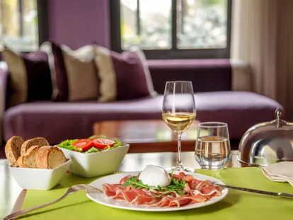 Pranzo servito nella Junior Suite: prosciutto, burrata, insalata e vino bianco