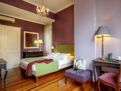 Junior Suite con testiera verde giada, scrittoio e cassettiera