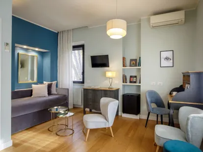 Zona salotto della Junior Suite con divano, poltrone e scrittoio