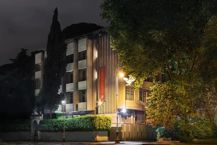 La facciata dell'Hotel Fenix Roma in viale Gorizia, con l'accesso al garage privato