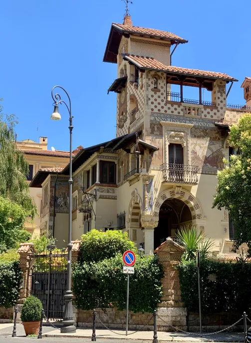 Un villino del Quartiere Coppedè a Roma, a pochi passi dal Fenix Hotel