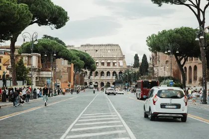 Vista del Colosseo a Roma con auto in transito