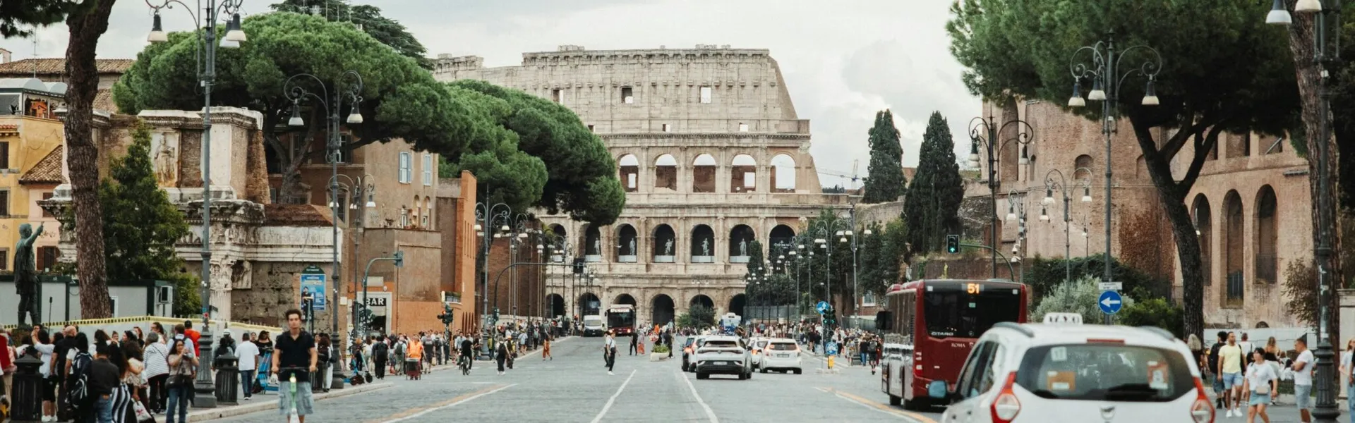 Vista del Colosseo a Roma con auto in transito